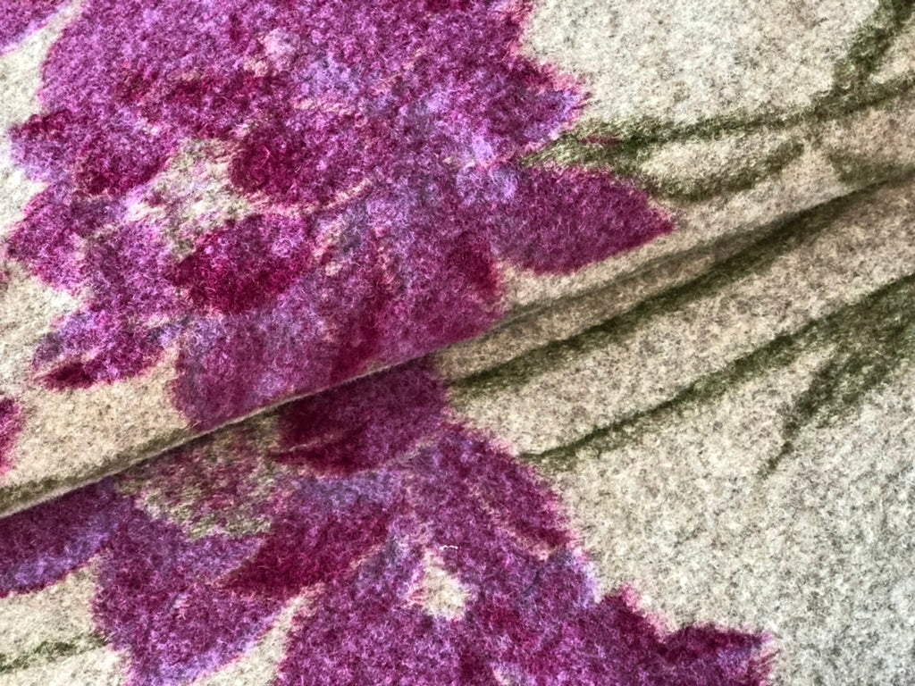 Wollstoff grau, pink Blumen